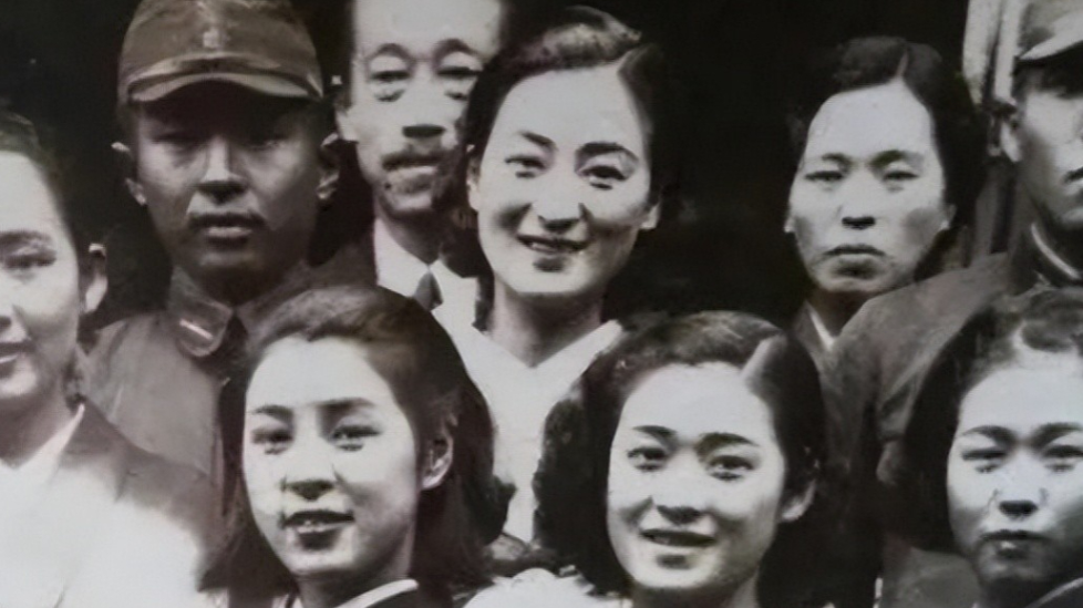 1942年，一女八路从来不洗脚，引起了游击队长甄凤山的警惕，他半夜潜入女队员房间