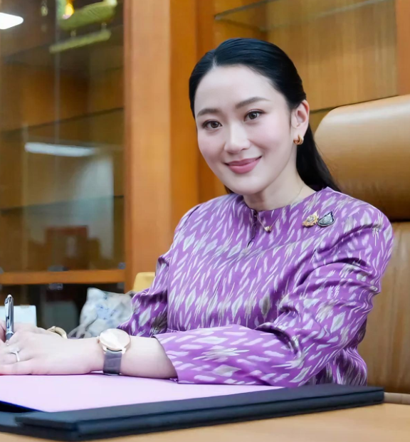 佩通坦心态积极乐观，到文化部打卡上班。2025年7月4日上午9点40分，泰国