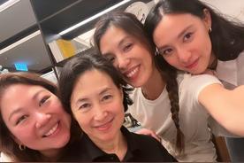 62岁何超琼母亲节“凡尔赛”现场：没亲生娃却被干女儿宠成女王！这豪门剧本比TVB