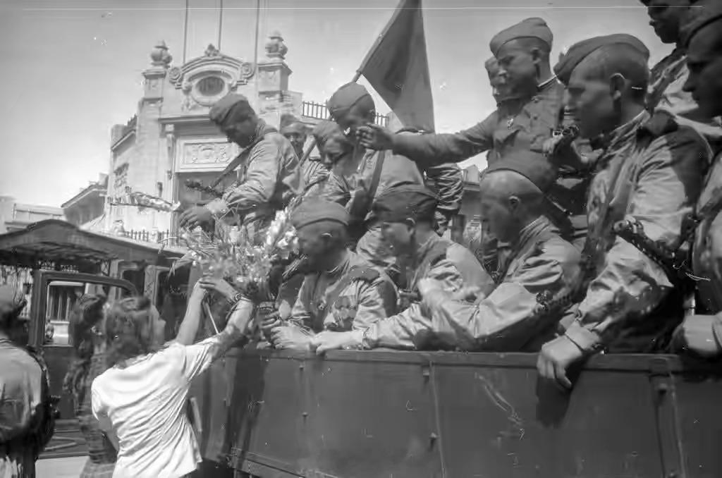 1945年，苏军出兵东北，摧枯拉朽，日本关东军很快被击溃，哈尔滨得以解放。苏军的