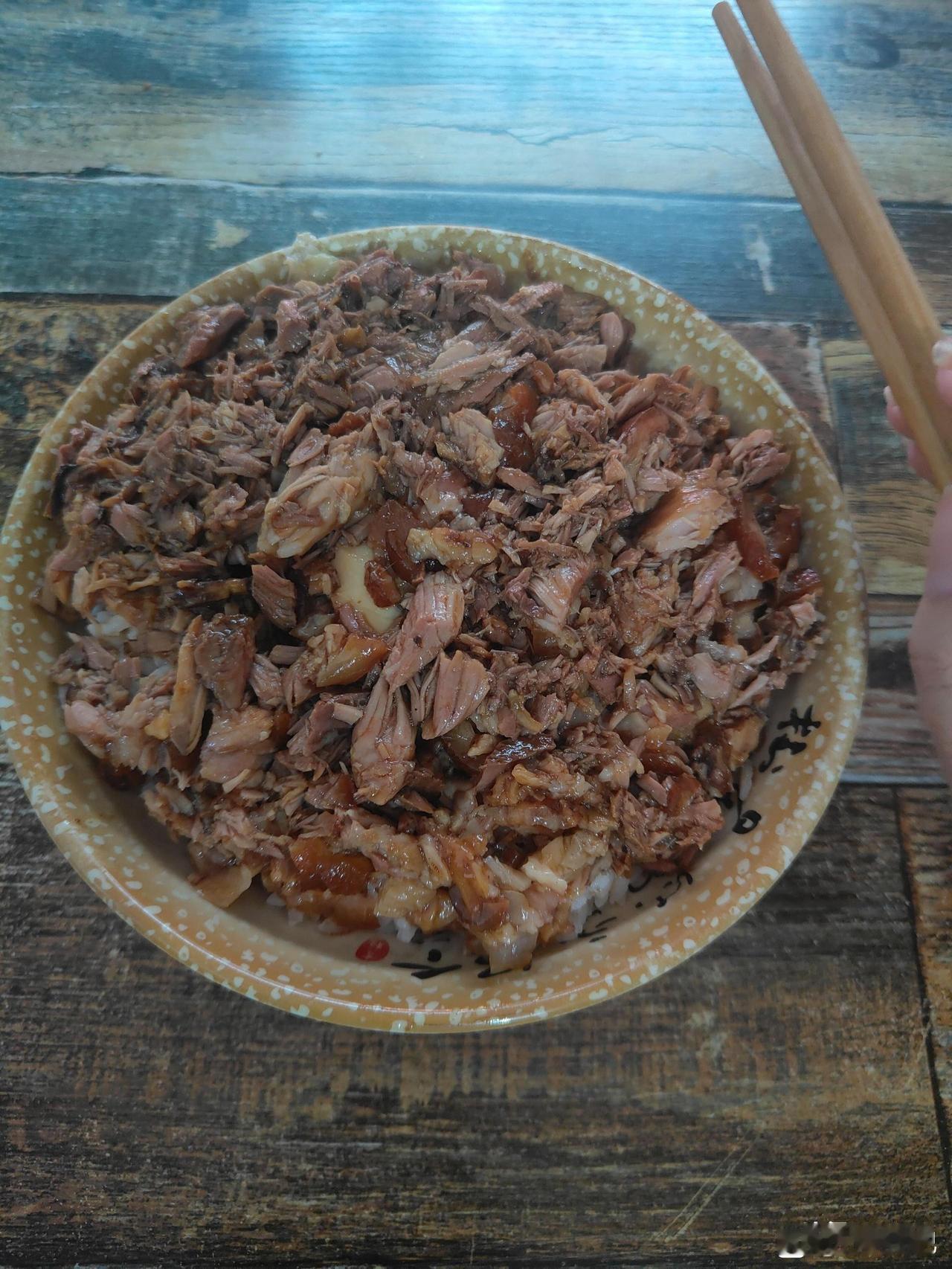 朋友们，20的猪脚饭，爽死了都。咱就不说味道，就这个量，我觉得很可以了