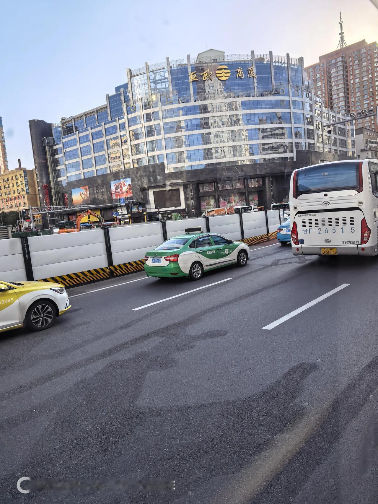 兰州，又是阳光明媚的一天啊。这西关十字的工程还没有干完吗？怎么又围挡起来了？