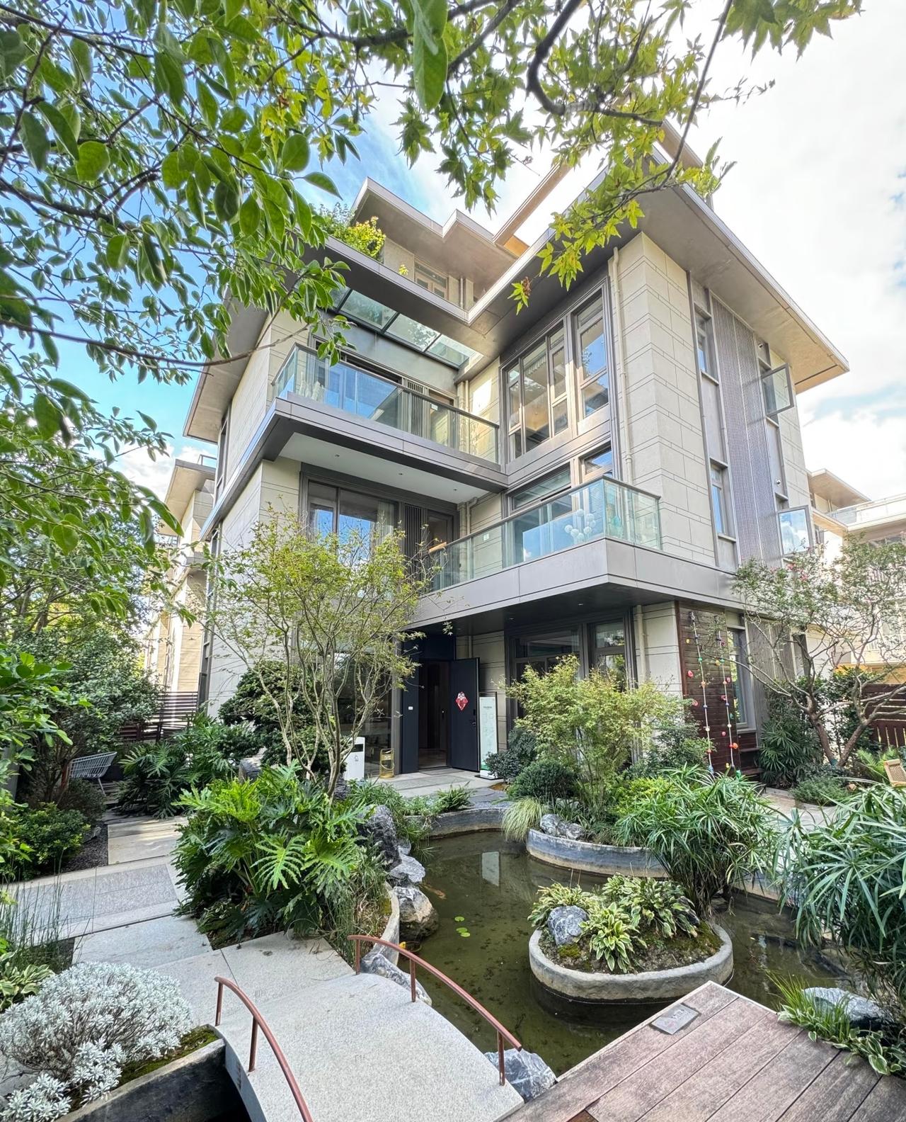 开厂的马老板目前已有6套房产，他特别有意思，每年挣一笔钱，他就投资房产，