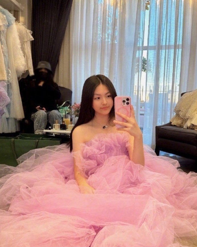 王诗龄和小S女儿虽然只差两岁，但是看着区别好大