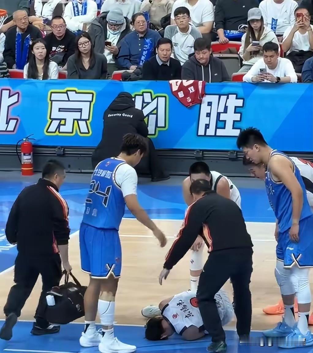 雷蒙这做法太令球迷拍手叫绝！CBA常规赛第九轮，最受球迷关注的元旦京粤大战！