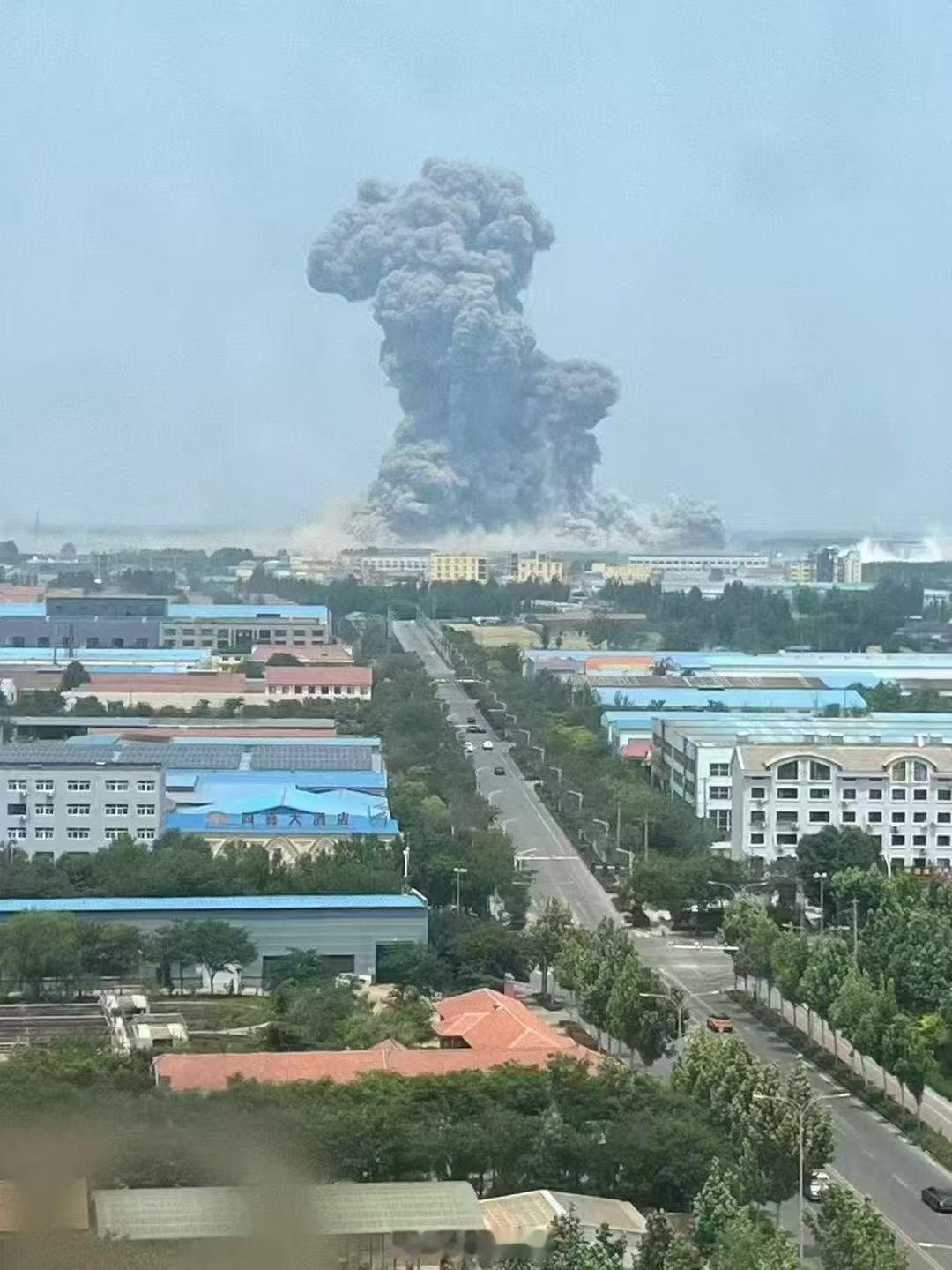 山东一化工车间爆炸震碎周边玻璃之前我哥们在的化肥厂刚漏完酸....今天又检查出来