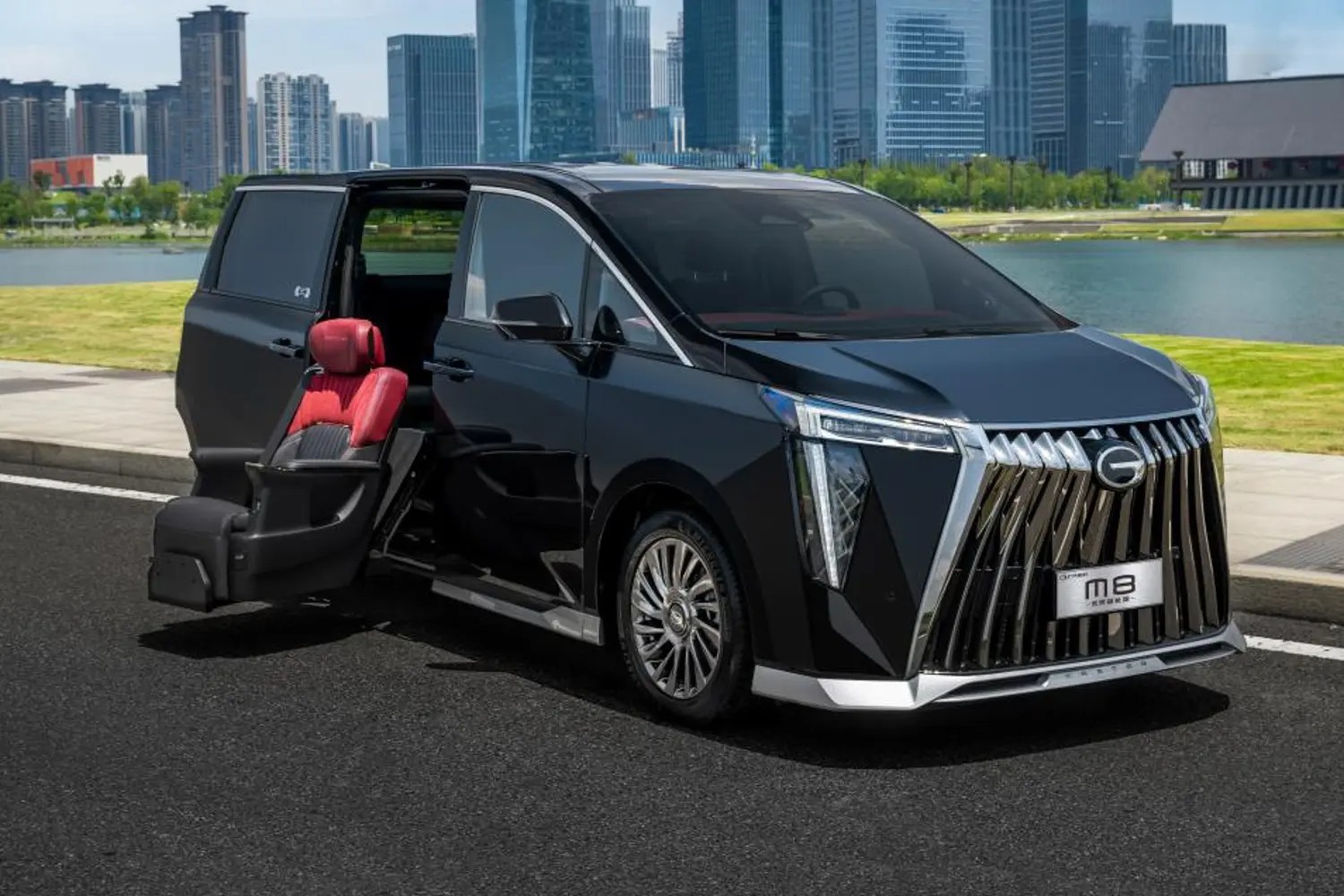 最近盯传祺向往M8宗师版挺久,实际接触后觉得它特懂出行需求。一二排坐久了能开