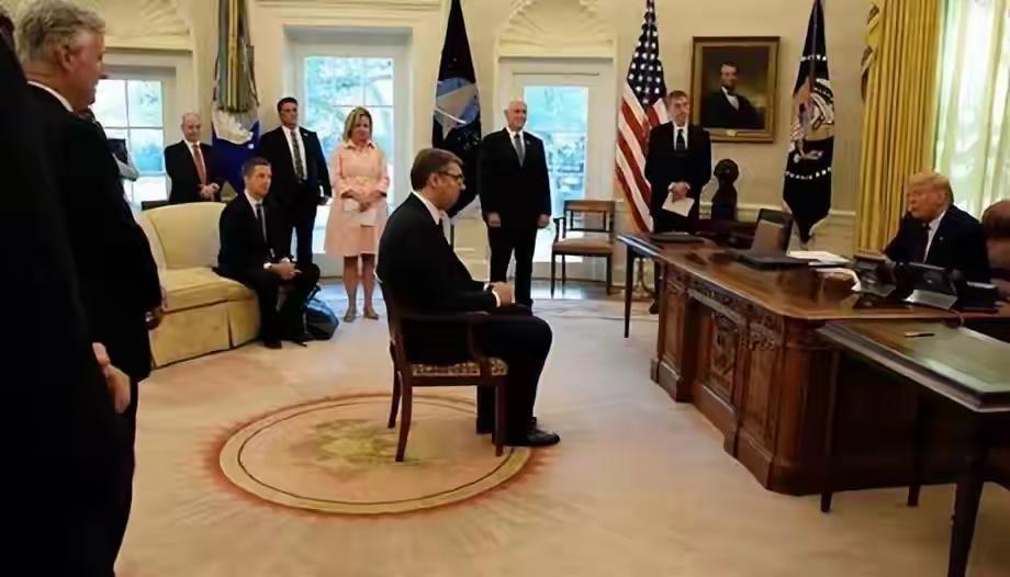 武契奇总统当得窝囊，国际上在特朗普面前坐小板凳，国内要被灭门，幼子要被虐杀！