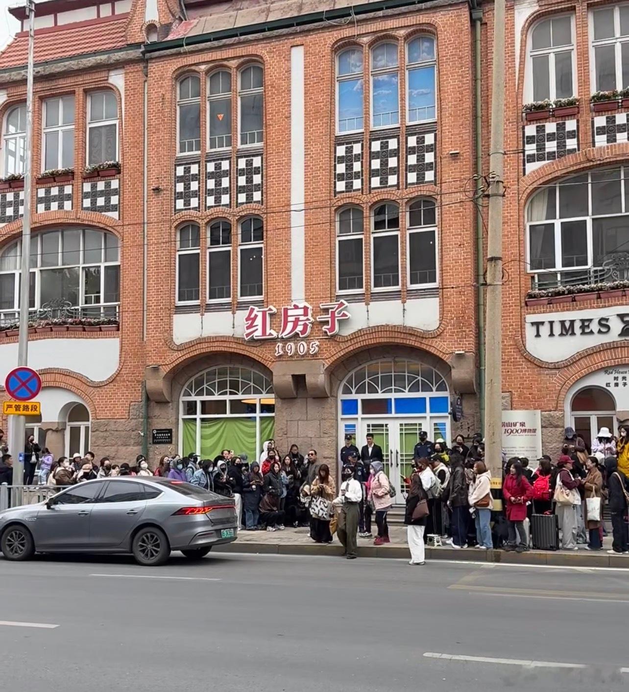 已经有好多人包括网红率先去红房子打卡啦！任嘉伦的个人艺术中心一站式吃喝玩乐还有潮