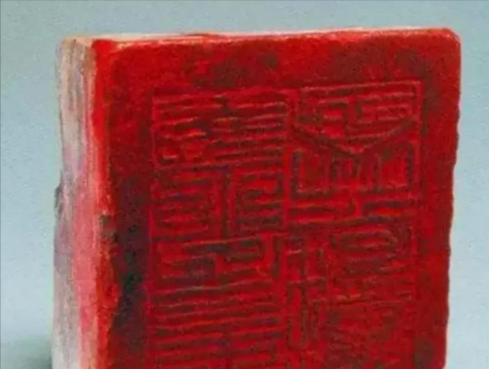 1990年，安徽宿松一位女孩儿给村里的“五保户”大爷打扫房子，突然发现墙角有一块