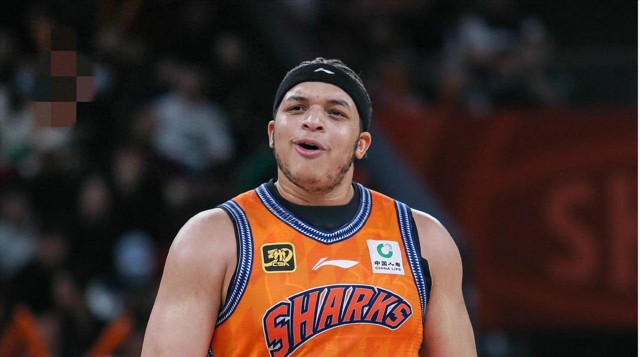 洛夫顿或被停赛！上海男篮对阵吉林男篮时，卢伟忽然把洛夫顿换下来！当球迷们不解卢