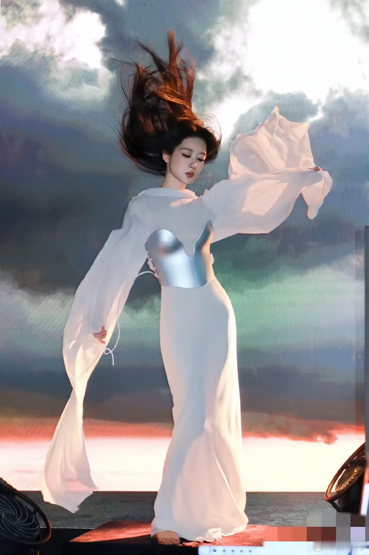 有没有人劝劝杨紫，不是穿个白裙，飘起头发就是女`神了！杨紫这张照片猛一看，就是穿