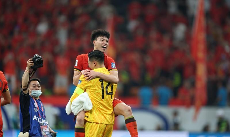 媒体人潘伟力认为，王钰栋之所以迟迟下不了决心出去，其实就一个理由，他最担心，在国