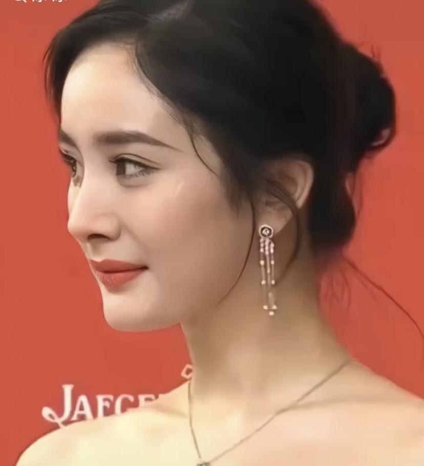 杨幂确实美到让人移不开眼。刚出道演《神雕侠侣》里的“小郭襄”时，她齐刘海配简单