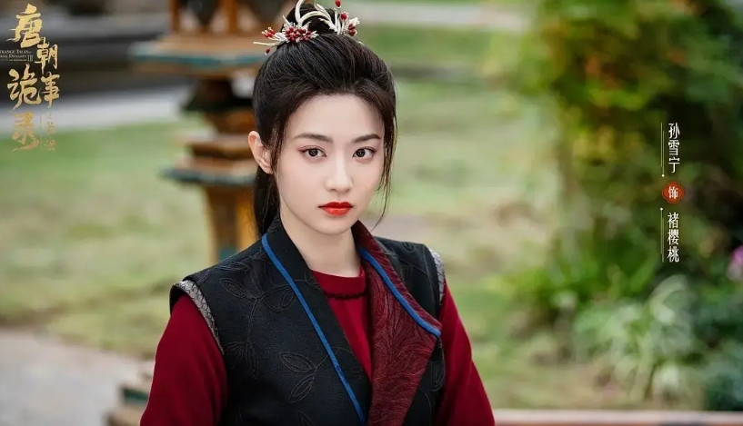 《唐朝诡事录之长安》里面的苏无名月俸1500文，褚樱桃月俸2000文，值现在多少