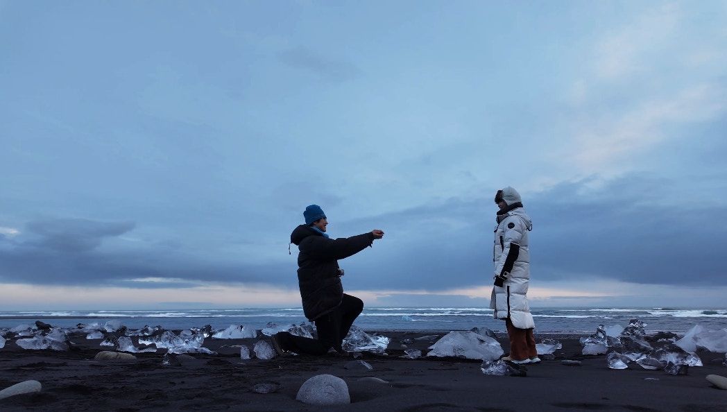 平安夜官宣太甜了！金莎和小19岁男友在冰岛钻石沙滩修成正果，当年被全网嘲“母子恋