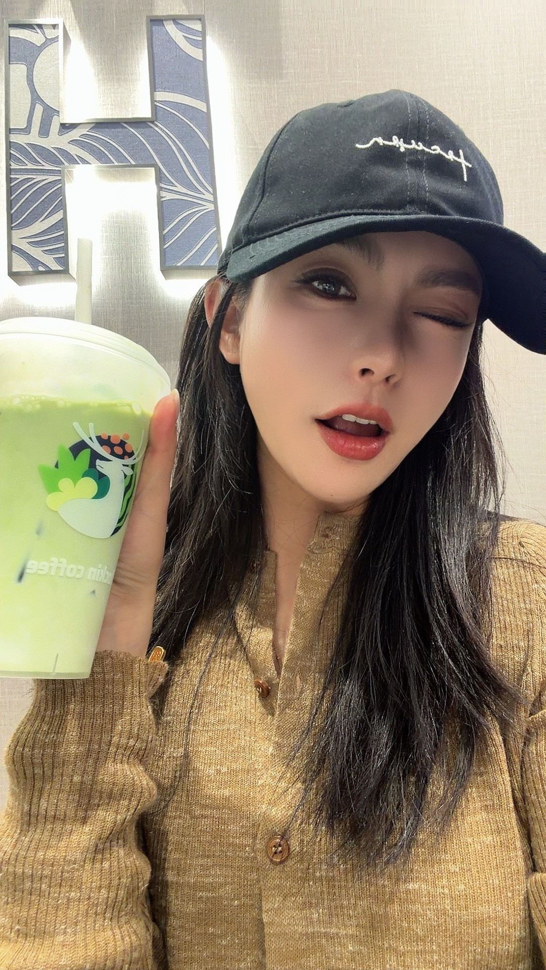 终于忙完，到机场了！✈️整一口詹记青团，垫垫肚子……不是这么黏嘴啊！合肥·合肥