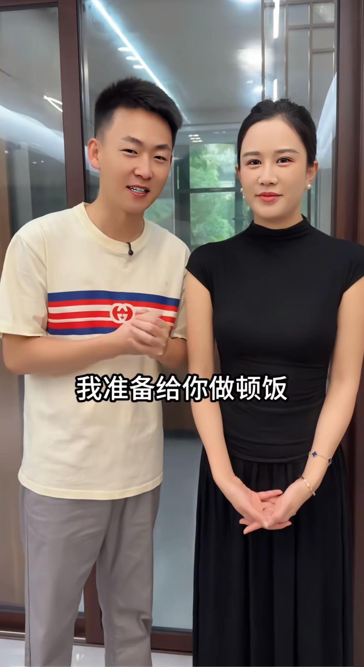 男生笑着说，准备给女士做一顿饭。女士也爽快回应，那我也露一手，做一道菜。