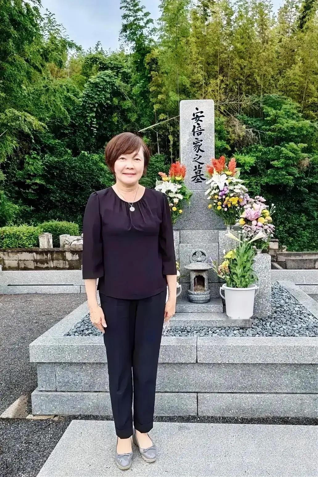 她去给安倍上坟，每次都笑的那么灿烂，为什么？是不是大郎吃药了