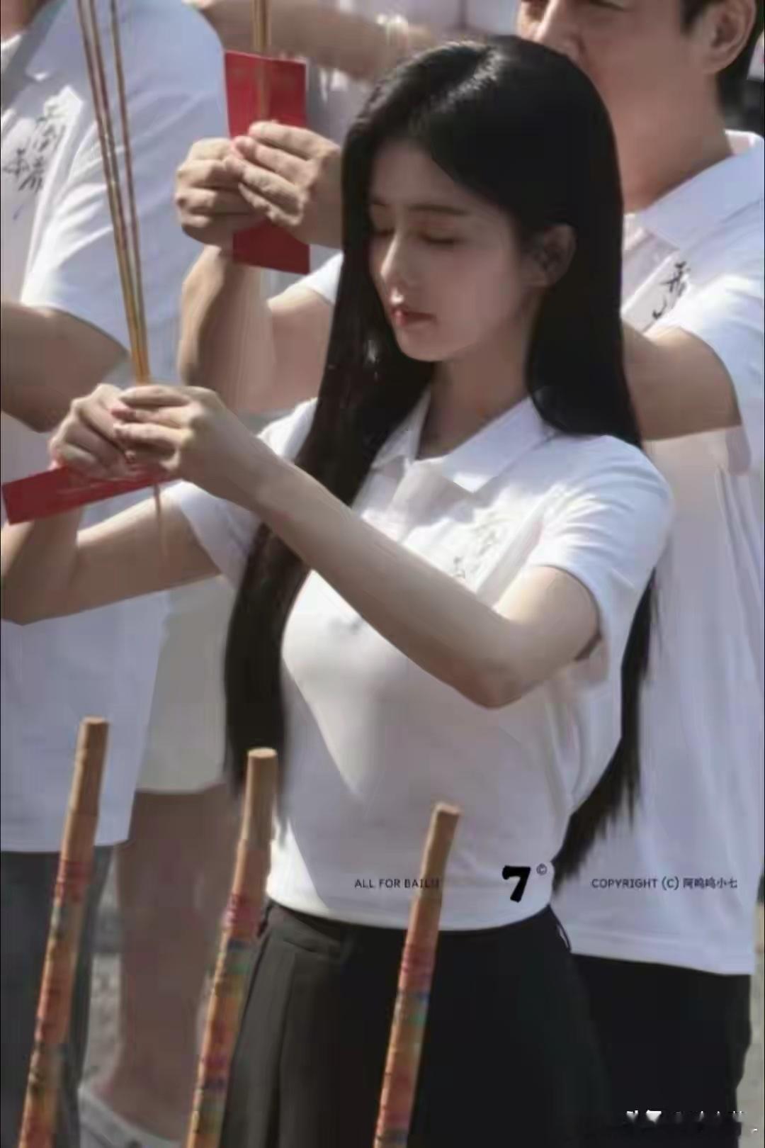 白鹿今日新剧开机，黑短裙黑长直好青春，本人真的太美了～