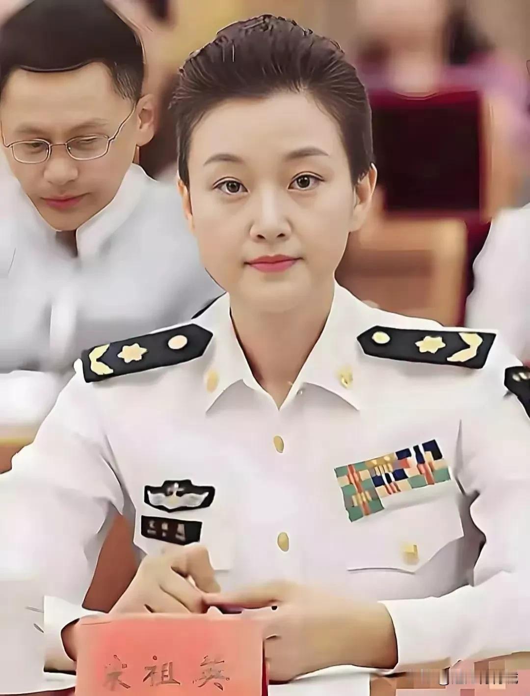 宋祖英是大家公认的女高音歌唱家！穿着军装气质太好了，大家觉得她是什么级别的领导？