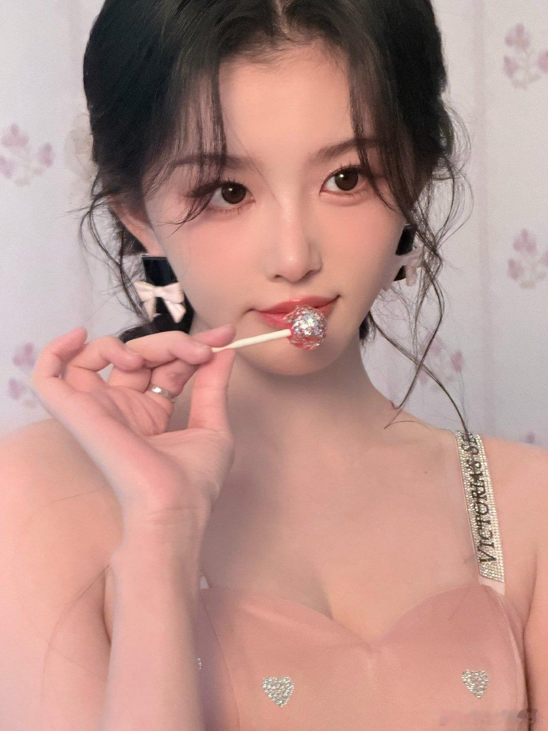 孔雪儿你让我有点不得劲孔雪儿粉裙造型太戳心！又粉又白香香软软，钻石爱心+慵懒卷