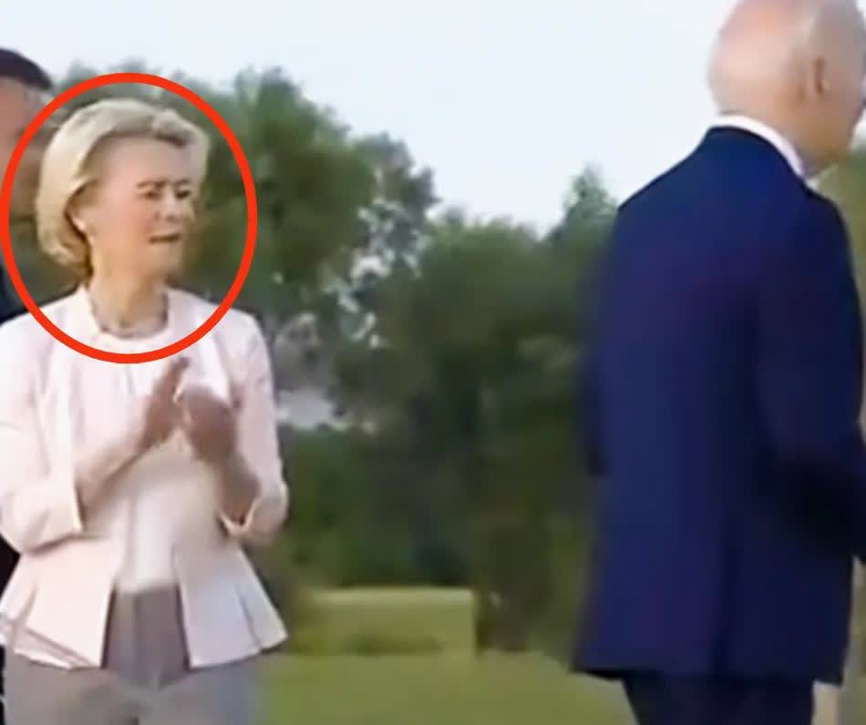 冯德莱恩一看就不如梅洛尼会来事！大家一块准备合影，拜登不知为啥走神了，自己站