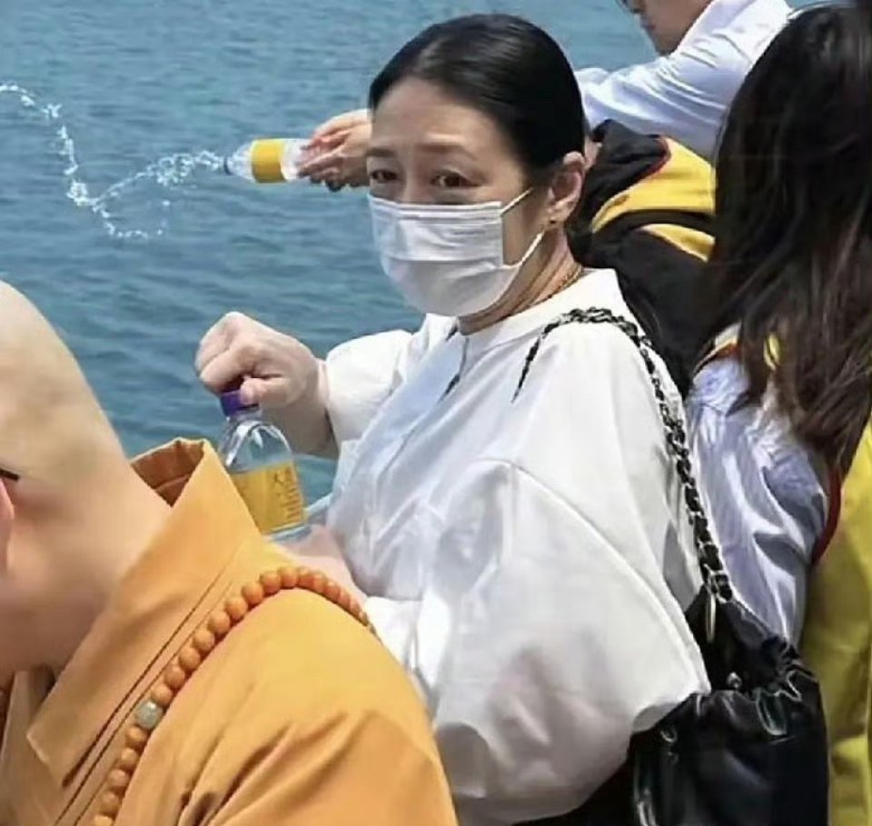谁能想到，刘德华老婆朱丽倩60岁的样子，一头乌黑的发量比年轻人还让人羡慕，不愧是