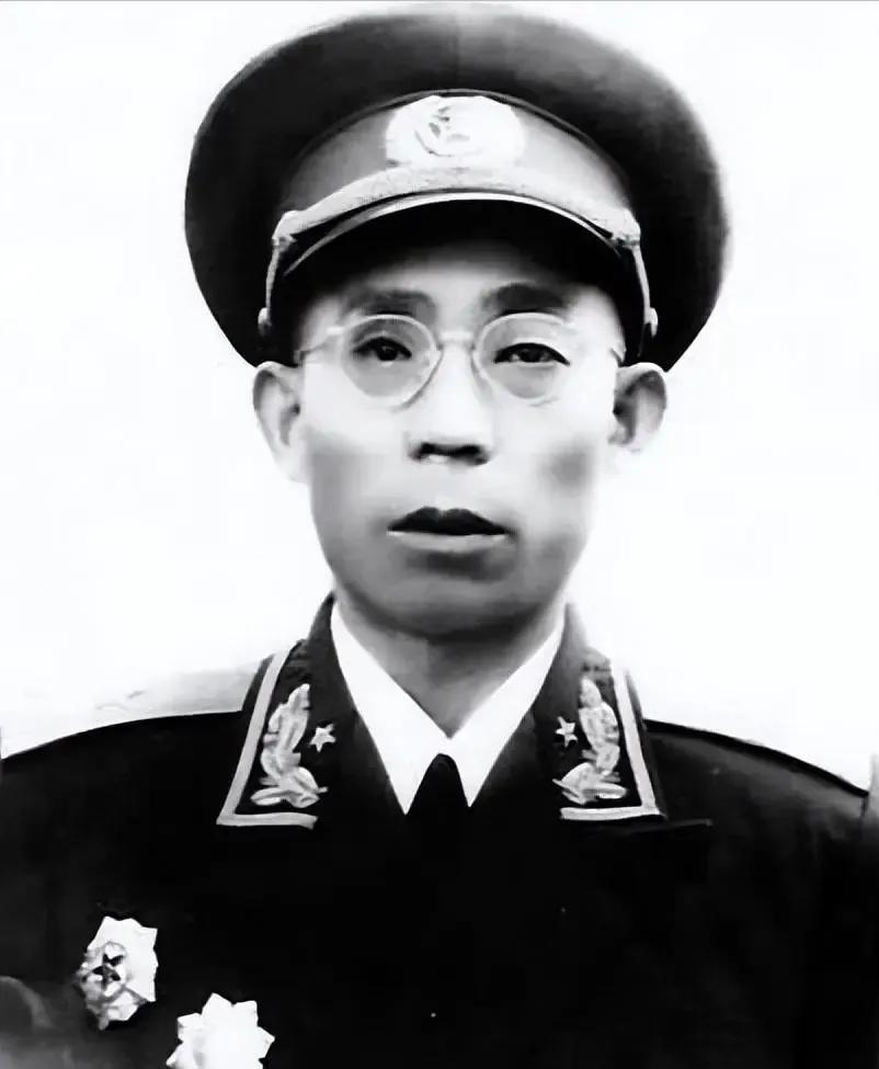 1936年秋，松潘草地深处，一个红军团长被五花大绑，即将枪毙。在此之前，贺龙只问