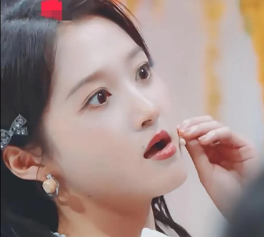 我天，关晓彤劲劲的，以“大明星做派”登场，演戏张力好强。在王牌上，关晓彤与欧豪