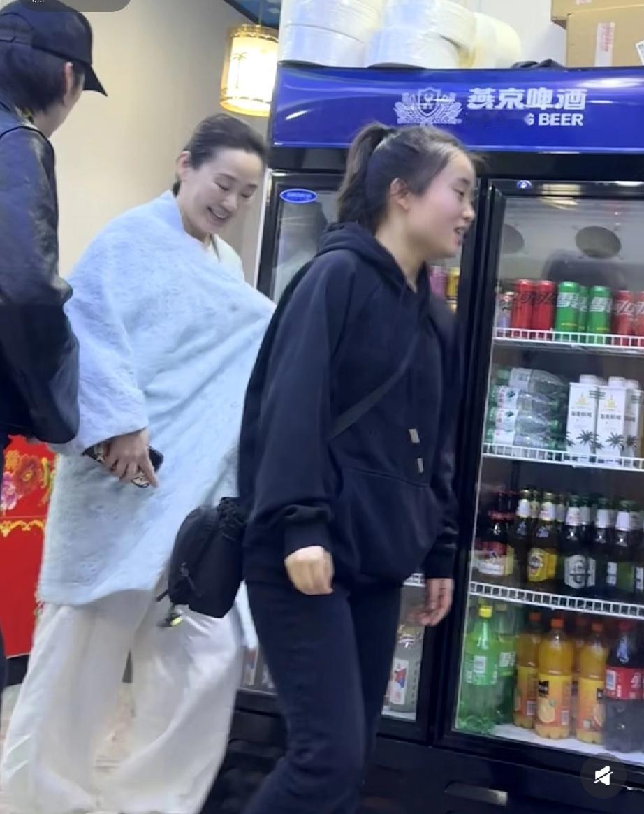 林依轮妻子西华及大儿子林子濠横店吃饭，西华像名媛，林子濠像豪门公子哥!2月2