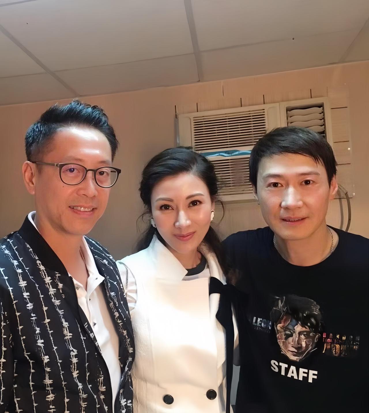 黎明与许晋亨、李嘉欣夫妇合影旧照，现在翻出来，依然觉得是很温馨的画面。201
