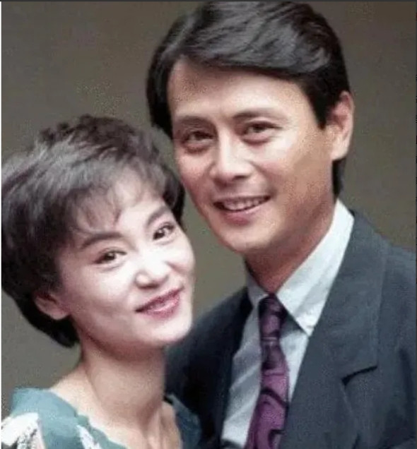 1997年，38岁的刘雪华怀着身孕，一边筹备着婚礼，一边等44岁的刘德凯从法国回