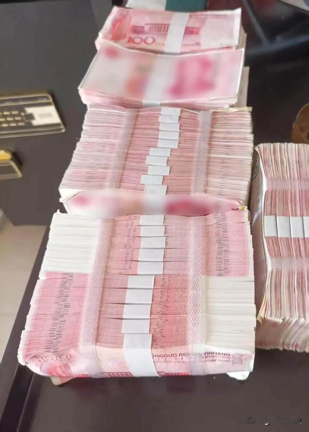 半年时间里，吴谢宇用"陪读出国"当由头张口借钱。舅舅56万，姨妈20万，父亲