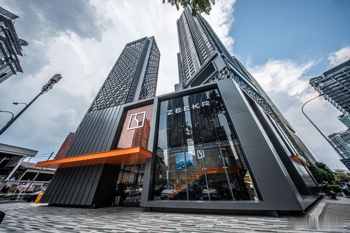 极氪在马来西亚吉隆坡的新店，将高端品牌的影响力带入金三角地区。装修风格和国内的极