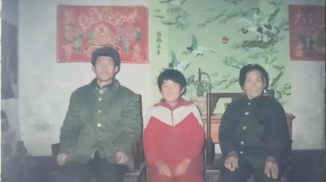 1989年，山东临朐，67岁老太在路边捡回个女婴，送给这家不要，给那家也不要。老