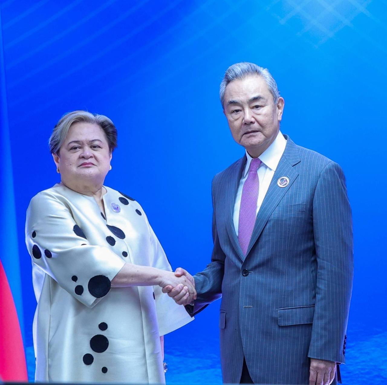 王毅就一句玩笑，菲外长笑了。但这个笑，笑得不轻松。菲律宾现在两头都得罪不起——美