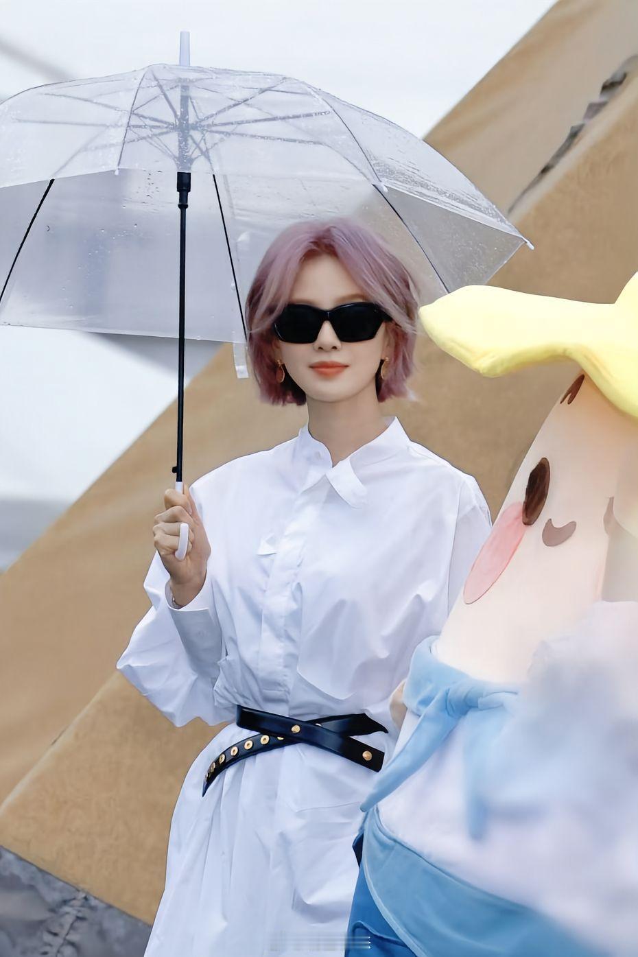 刘诗诗粉紫发鲨疯了！雨天撑伞杀我😭这清冷感直接封神！