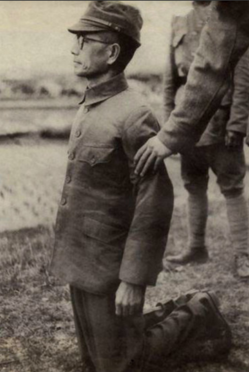 1947年，一个日军中将被执行枪决，行刑的战士朝他开了三枪，他没死，监刑军官示意