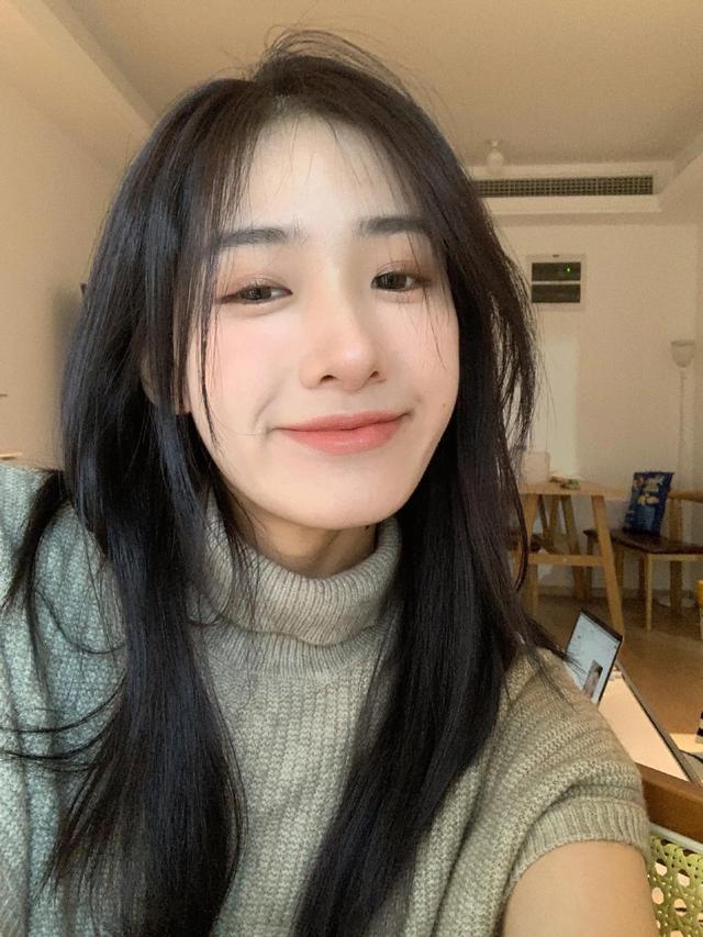 笑话：王大爷喜欢跳舞，这天舞伴李大娘发来了一条短信：我家今晚没人！王大爷心花怒放