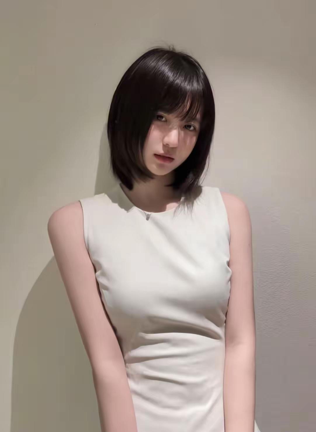 发脾气不开心的小美女素颜穿搭分享美女人像群