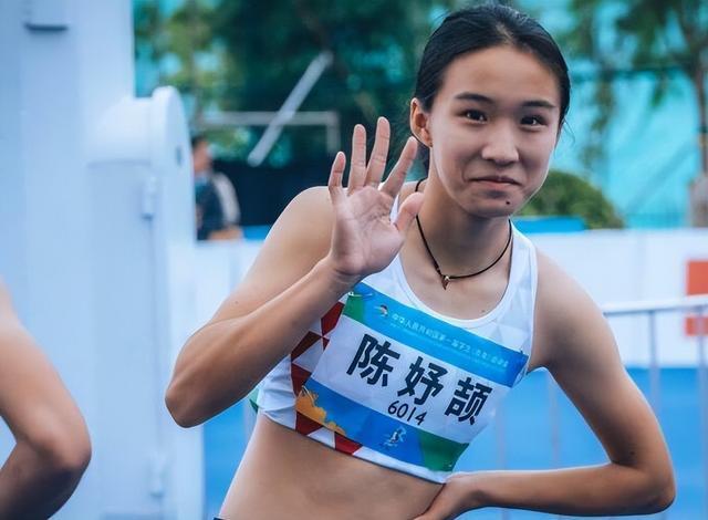 青春风暴席卷赛场！同样是天才少女，有人背靠国家队，有人独自闯荡职业网坛。我们中