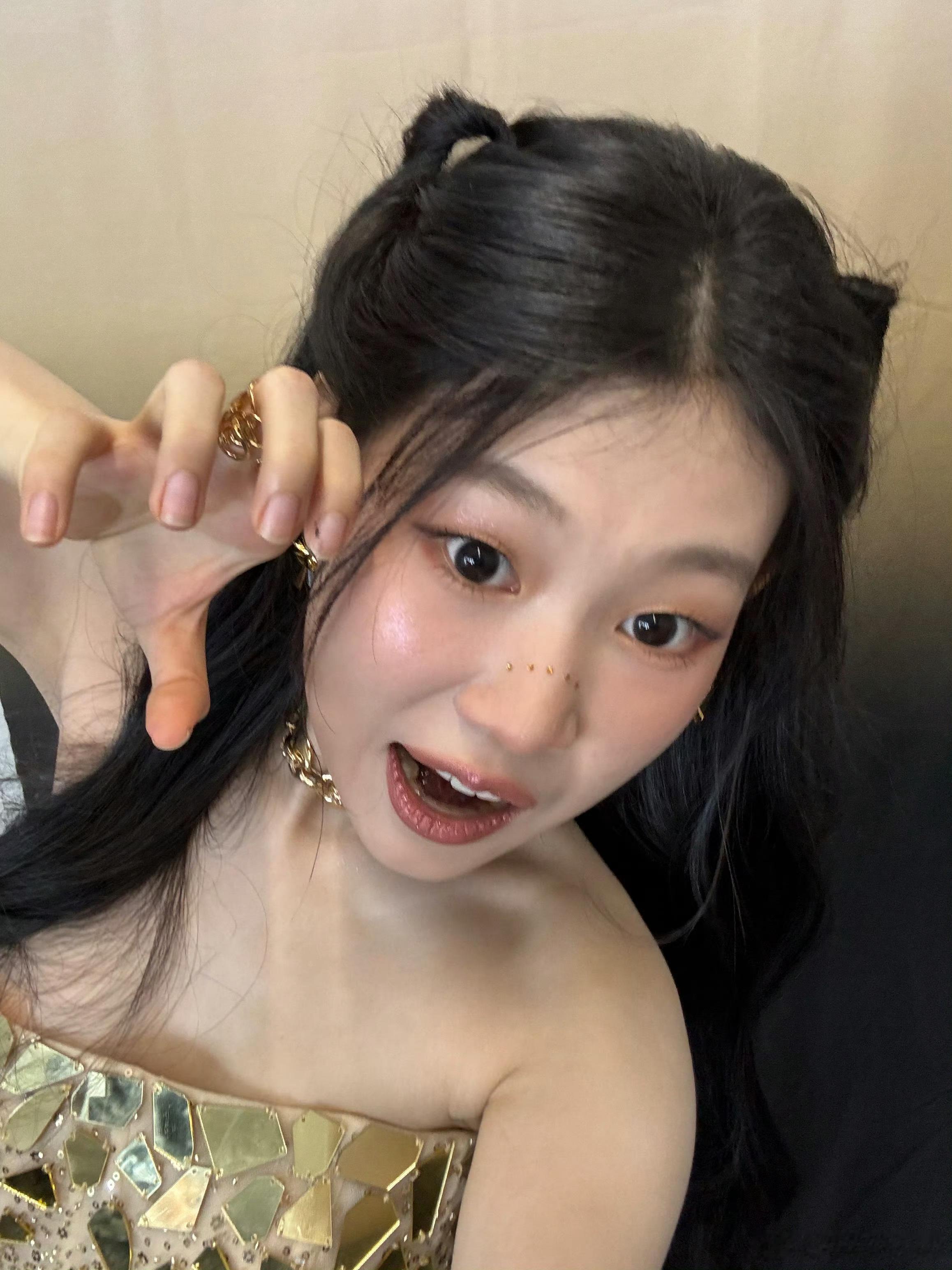 沈佳润超爱单依纯姐姐两位都很优秀呀，友谊长存[抱抱]​​​