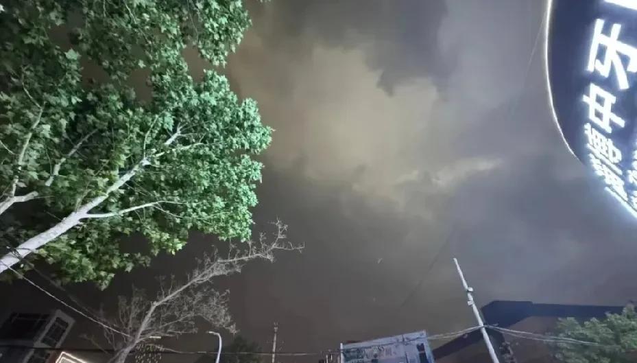 特大暴雨来了：12级大风沙尘暴突袭北方，更大暴雨五一假期后酝酿这天气是要“放