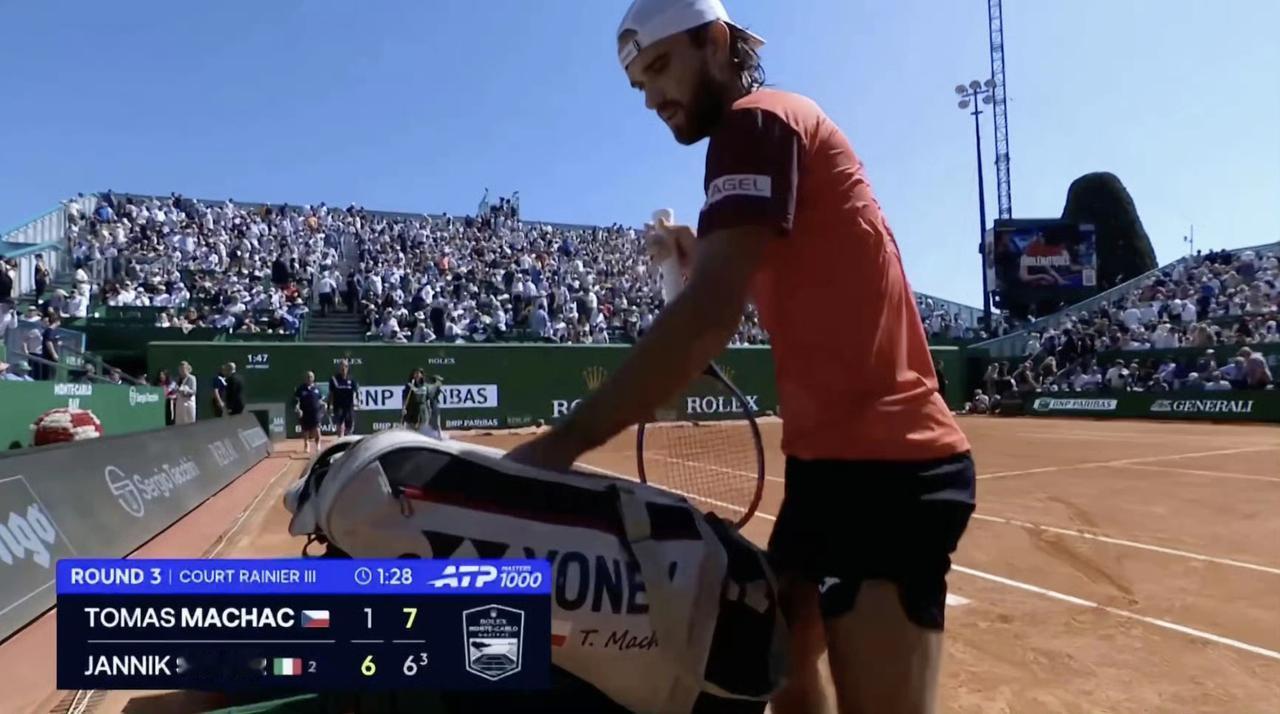 马哈奇终结辛纳在大师赛的37盘连胜纪录。ATP蒙特卡洛大师赛第三轮，辛纳在第二