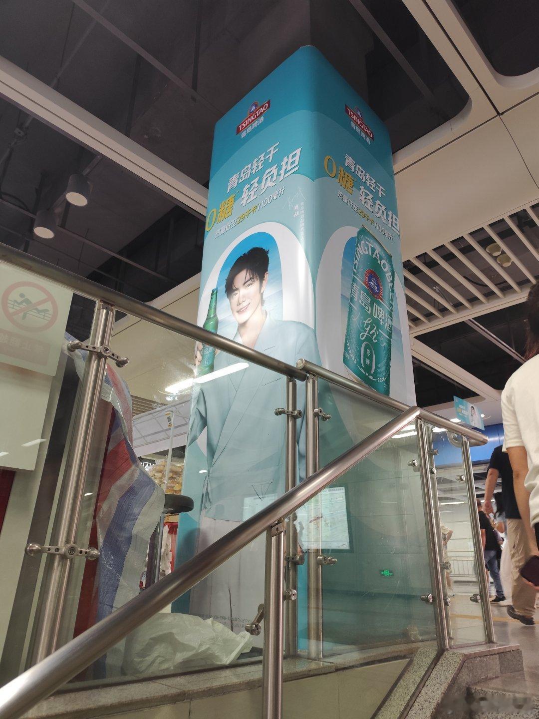 谁懂爬楼梯爬得累死，结果抬头就看到战哥海报的惊喜