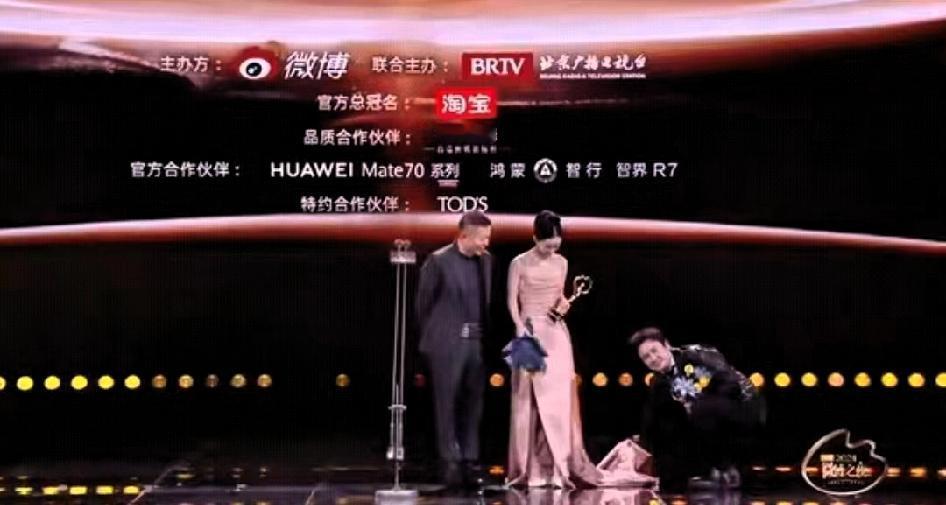 大家可能不知道，去年微博之夜，微博老总曹国伟为赵丽颖颁奖时，注意到她裙摆较长，不