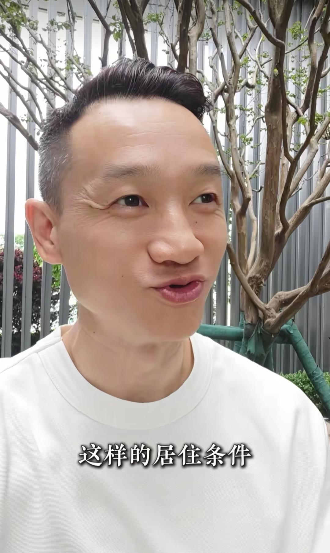 杨威说，为了让儿子杨阳洋，在香港安心读书，他在香港专门租了个房子，房租3