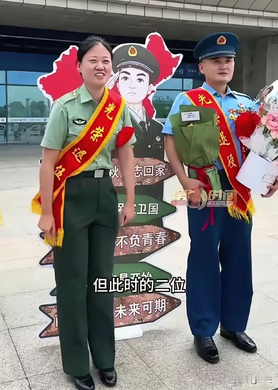 太有缘了！安徽宿州，两位妈妈在高铁站接服役12年退伍的儿子和女儿。没想到，男方妈