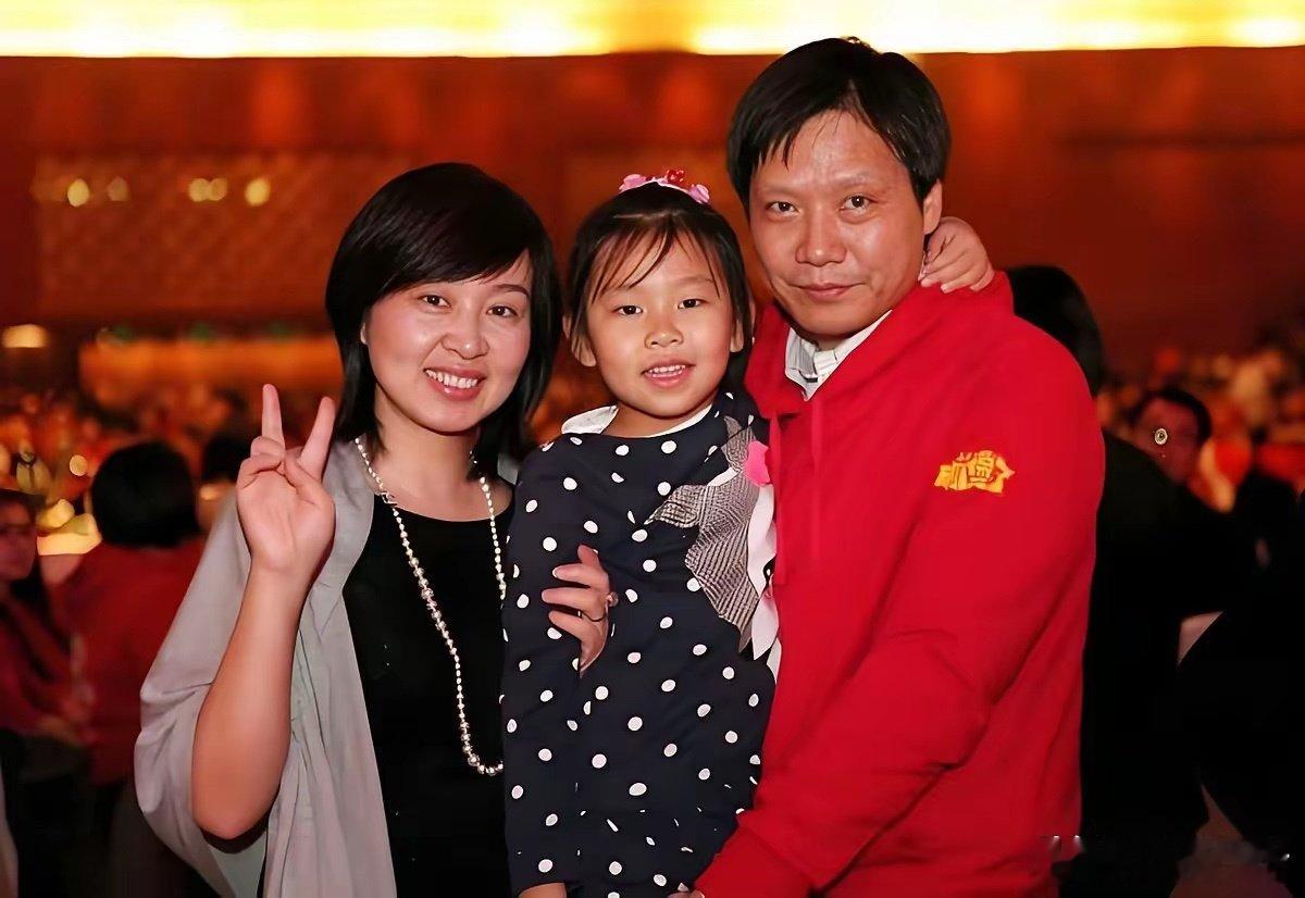 娶个好妻子真能旺三代，看了雷军的妻子张彤，面庞圆润饱满，额头宽阔饱满，眼神清澈柔和，典型的旺夫相，怪